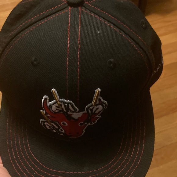 Chicago bulls stadium giveaway Black Cap with Red Bull - Picture 4 of 4